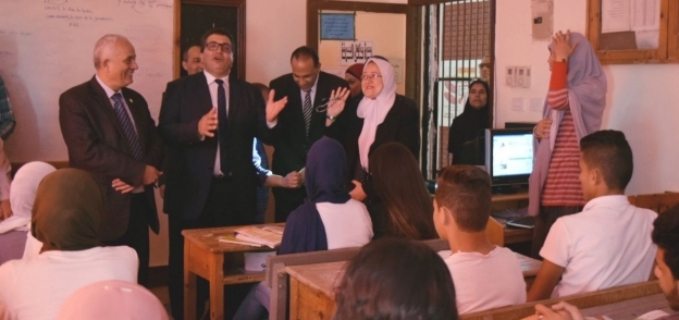 الدكتور رضا حجازي مع طلاب مدرسة جيل أكتوبر