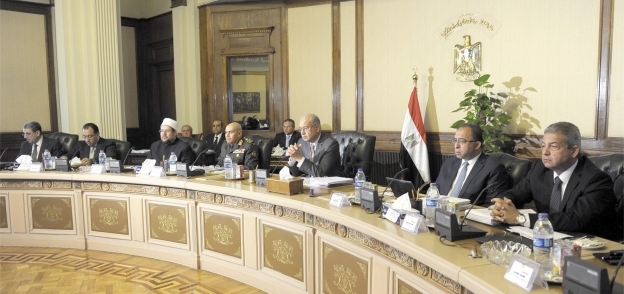رئيس الوزراء خلال أحد اجتماعات الحكومة «صورة أرشيفية»