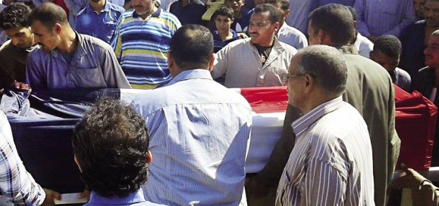 أهالى المنيا يشيعون جنازة أحد شهداء حادث البدرشين