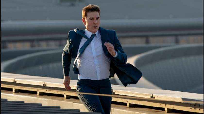 توم كروز في مشهد من فيلم «7 Mission Impossible»