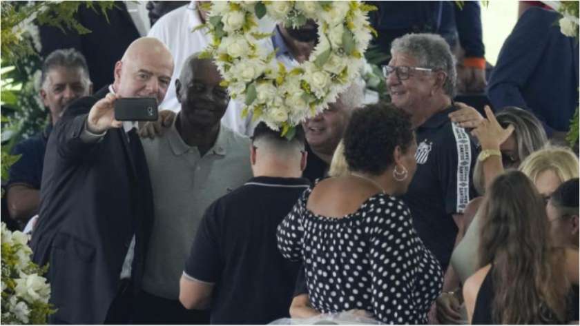 سيلفي رئيس الفيفا في جنازة بيليه
