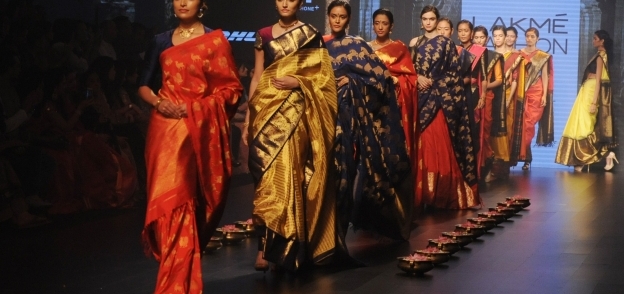 ممثلات بوليوود يشاركن في أسبوع الموضة في مومباي
