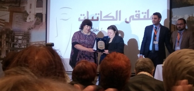 وزيرة الثقافة تكرم 16 مبدعة مصرية