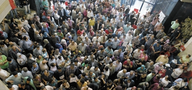 مئات الصحفيين تجمعوا داخل مقر النقابة للمشاركة فى الاجتماع الطارئ