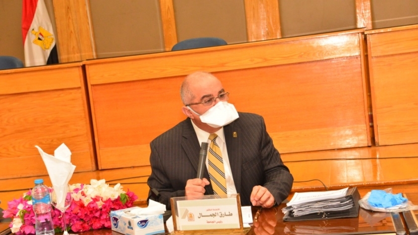 الدكتور طارق الجمال رئيس جامعة أسيوط خلال جلسة مجلس الجامعة