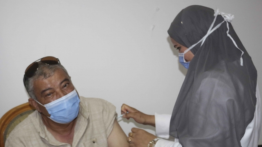 حملات تطعيم المواطنين بلقاح «كورونا» ساهمت فى تراجع الإصابات