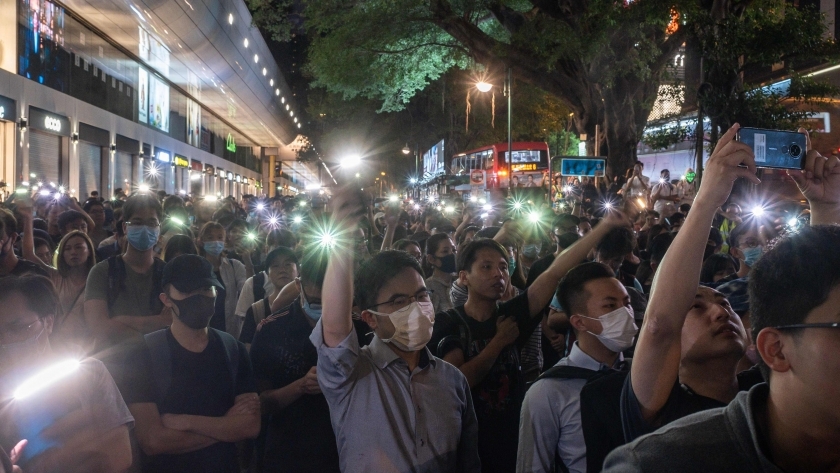 آلاف المتظاهرين يتحدون سلطات هونج كونج والشرطة ترد بالغاز المسيل