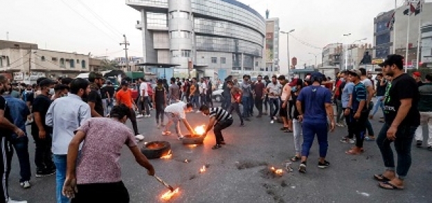 عراقيون يشعلون النار فى إطارات السيارات فى مدينة البصرة