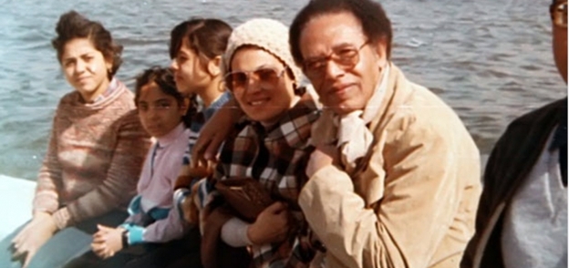 صورة تذكارية تجمع مصطفى محمود وزوجته