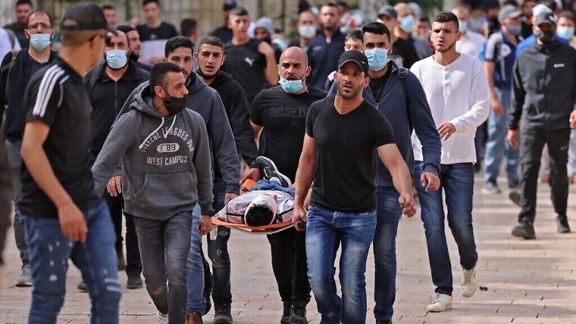خلاء جرحى فلسطينيين من الحرم القدسي عقب اشتباكات مع الشرطة الإسرائيلية
