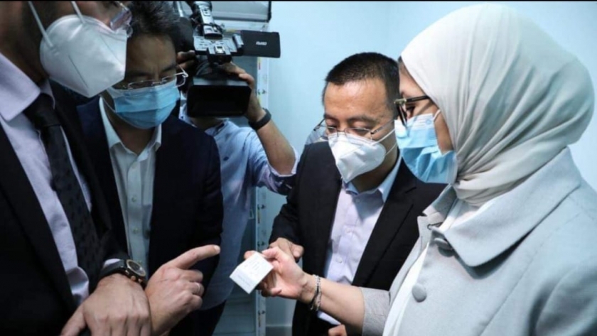 وزير الصحة اثناء استقبالها شحنة اللقاحات
