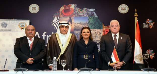 وزيرة الاستثمار سحر نصر ومدير عام الصندوق الكويتى عقب توقيع اتفاقيات التمويل