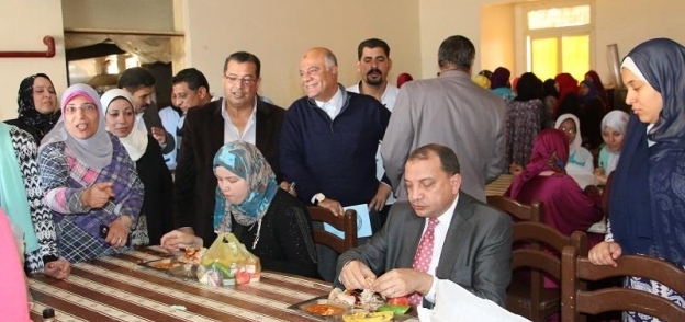 رئيس جامعة بني سويف يتناول وجبة الغذاء مع طالبات المدينة الجامعية