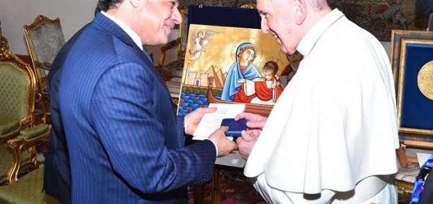 بابا الفاتيكان يقدم الهدية للسيسي