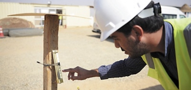 مهندس السلامة والصحة المهنية يتقفد قياس الحرارة لسلامة العمال
