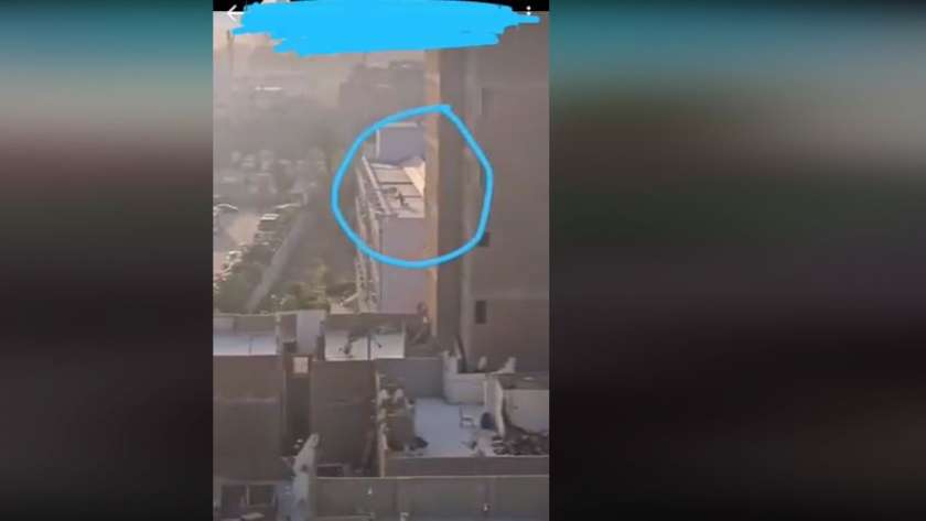 صورة للعنصر الإرهابي فوق أحد سطوح منطقة الاميرية