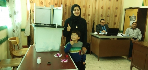 زوجة الشهيد أحمد الشبراوي تدلي بصوتها في الاستفتاء بالشرقية