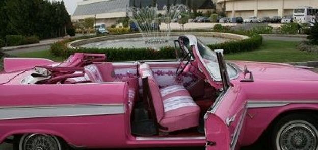 بالصور| سيارات "الملك" و"رشدي أباظة" و"سندريلا".. موضة زفاف العرائس