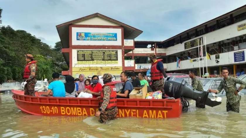 نزوزح السكان بسبب الفيضانات في ماليزيا
