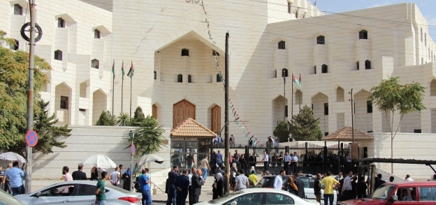 تشديدات أمنية عقب اغتيال «حتر» أمام قصر العدل فى الأردن