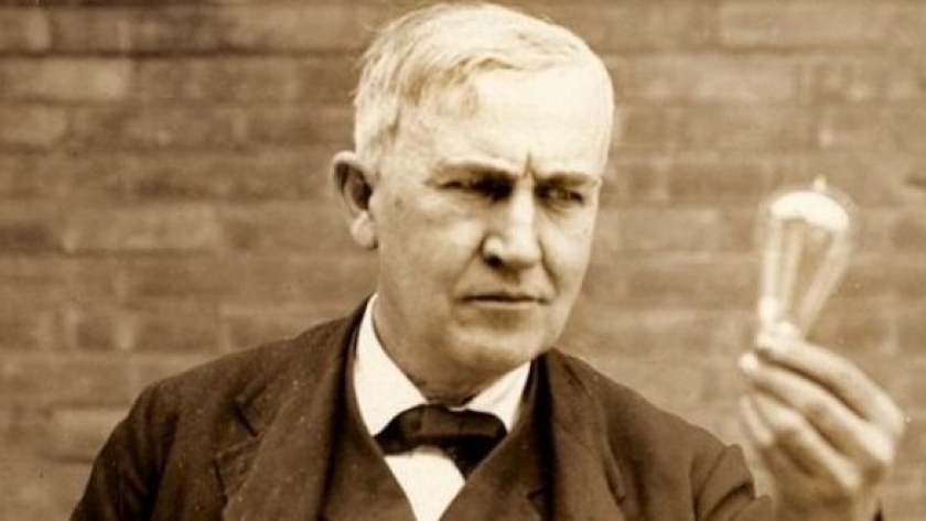 توماس إديسون مخترع المصباح الكهربائي