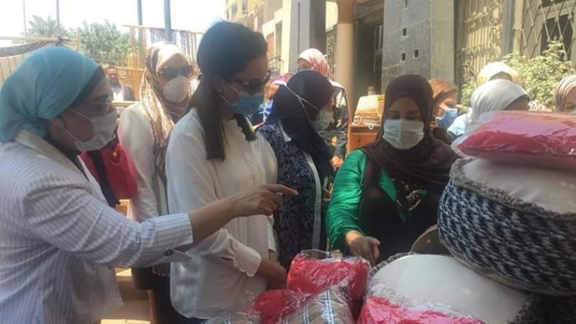 نائب محافظ الجيزة تشارك في افتتاح سوق للمرأة المعيلة بمقر المجلس القومي للمرأة