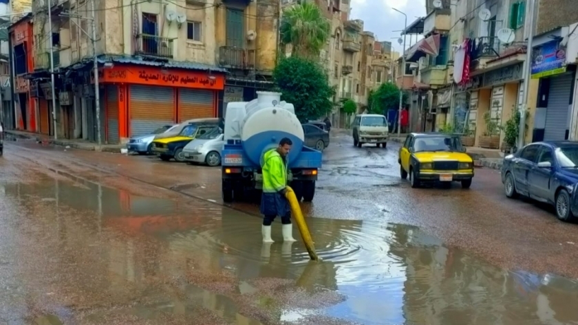 رفع تراكمات أمطار الإسكندرية اليوم من الشوارع