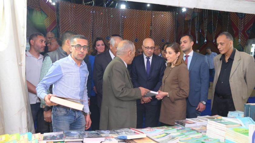 الدكتورة نيفين الكيلاني وزيرة الثقافة أثناء افتتاح معرض فيصل