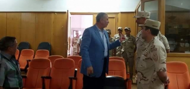 محافظ البحر الأحمر يتفقد غرفة عمليات متابعة الانتخابات البرلمانية