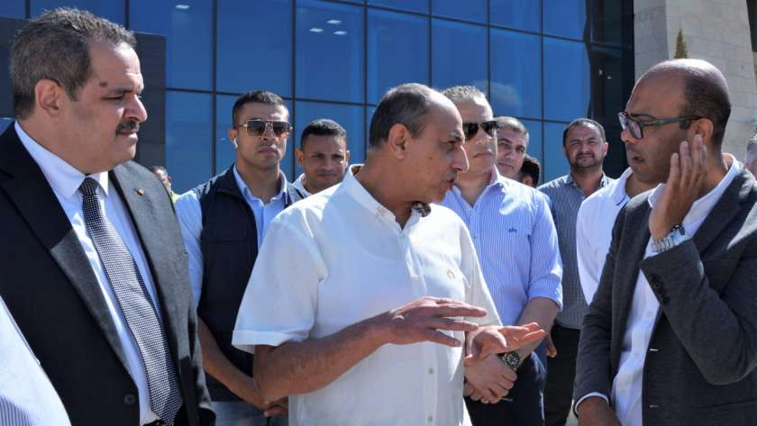 الفريق عباس حلمى وزير الطيران المدني خلال زيارته الأخيرة لمطار سفنكس الدولي