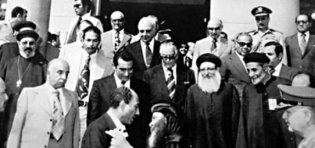 الرئيس محمد أنور السادات خلال لقاء سابق بالبابا شنودة الثالث «صورة أرشيفية»