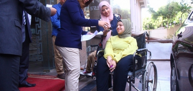 وزيرة التضامن تسلم الطالبة المتفوقة "آية طه" سيارة مجهزة طبيا لذوي الإعاقة