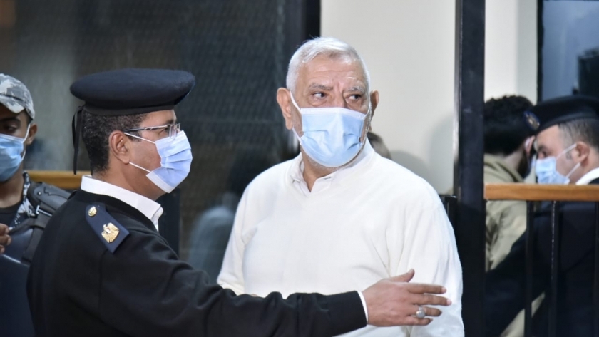 عبد المنعم أبو الفتوح أثناء جلسة أمام المحكمة