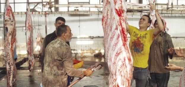 جزارون يقطعون اللحوم دون اتخاذ إجراءات الصحة والسلامة