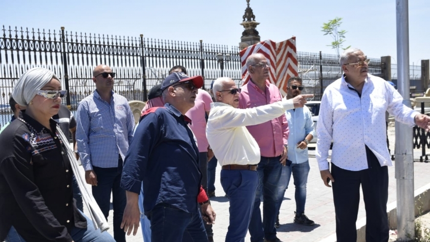 محافظ بورسعيد يتفقد الممشى السياحي