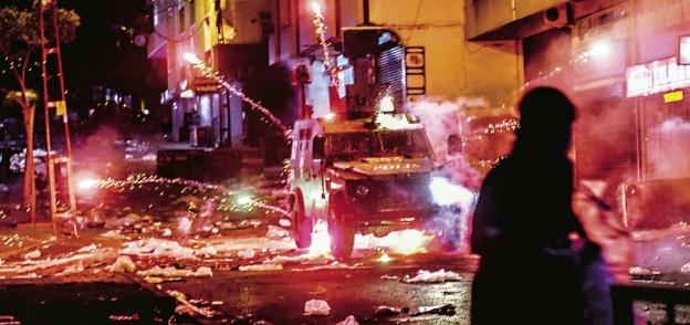 ملثمون يحرقون حاجز شرطة فى إسطنبول