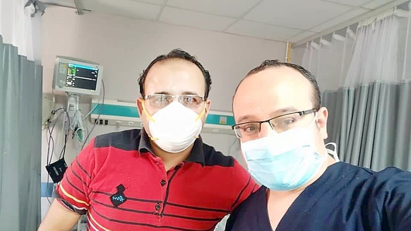 د. أيمن سليمان المتعافى من «كورونا» خلال خروجه من المستشفى