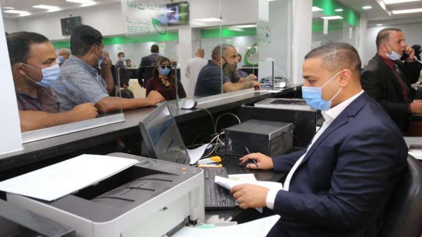 سعر الفائدة في البريد المصري يجذب 210 مليار جنيه من «تحت البلاطة»