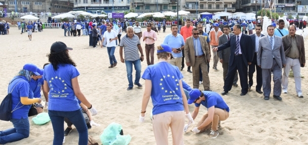 ٣٠٠ شاب متطوع يشاركون اليوم في تنظيف شاطئ السرايا بمناسبة اليوم العالمي لتنظيف الشواطئ