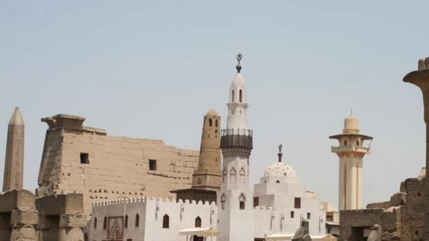 المسجد والكنيسة والمعبد في مكان واحد