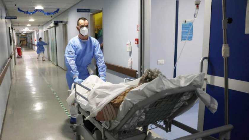 ممرض إيطالي يرتدي الكمامة في المستشفى