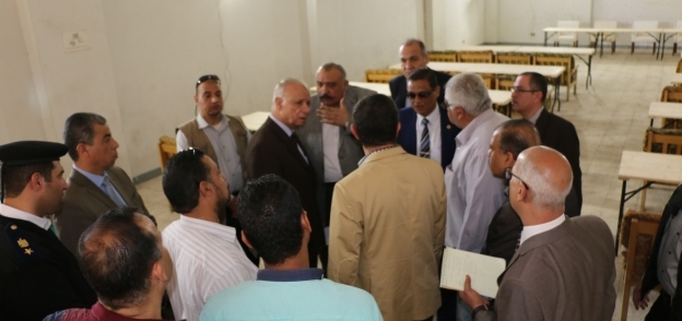 محافظ القاهرة خلال إحدى جولاته على اللجان