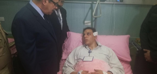 وزير الداخلية يزور أحد المصابين