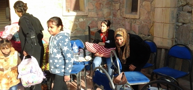 عدد من الأسر المتضررة من الإرهاب فى العريش أثناء استعدادهم لاستقبال وزيرة التضامن الاجتماعى