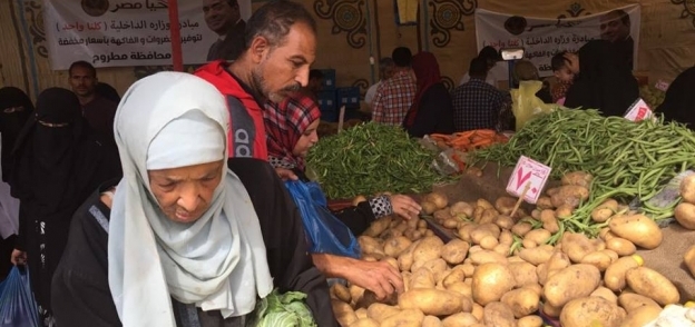 إقبال من أهالى مطروح على شراء البطاطس والخضروات بمنفذ مبادرة كلنا واحد بمطروح