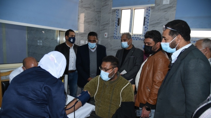 اللواء خالد شعيب خلال زيارته مستشفى الصدر لمتابعة أعمال تطعيم العاملين بالمستشفى بالعزل