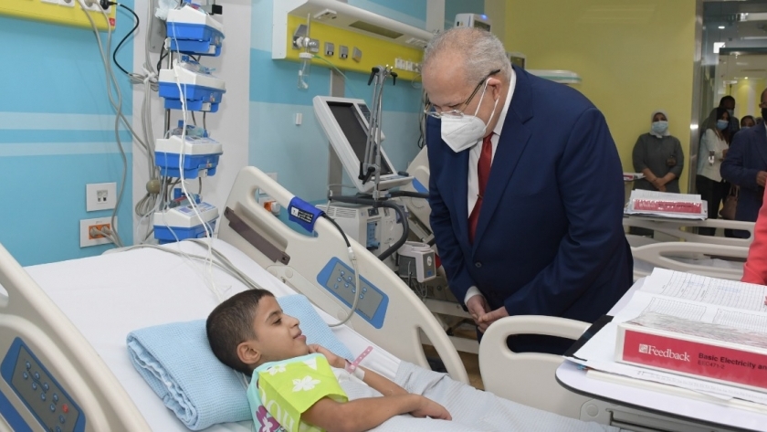 رئيس جامعة القاهرة خلال تفقده مستشفيات القاهر