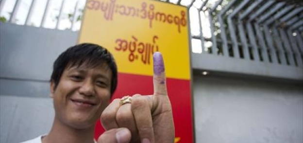 بدء التصويت في أول انتخابات حرة تشهدها ميانمار منذ 25 عاما