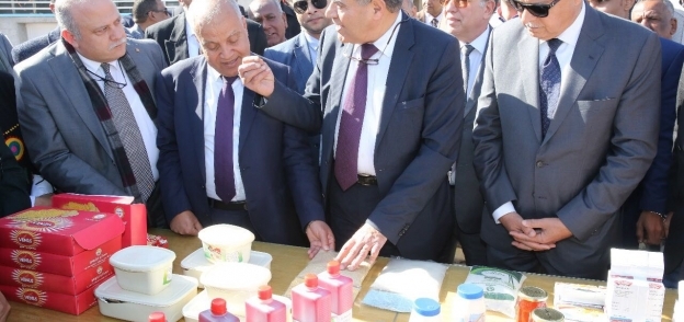 وزير التموين يفتتح أعمال تطوير مصانع السكر فى أبو قرقاص بتكلفة استثمارية قدرها 400 مليون جنيه .