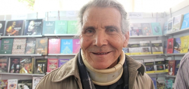 الشاعر محمد الشهاوى فى معرض الكتاب بدسوق